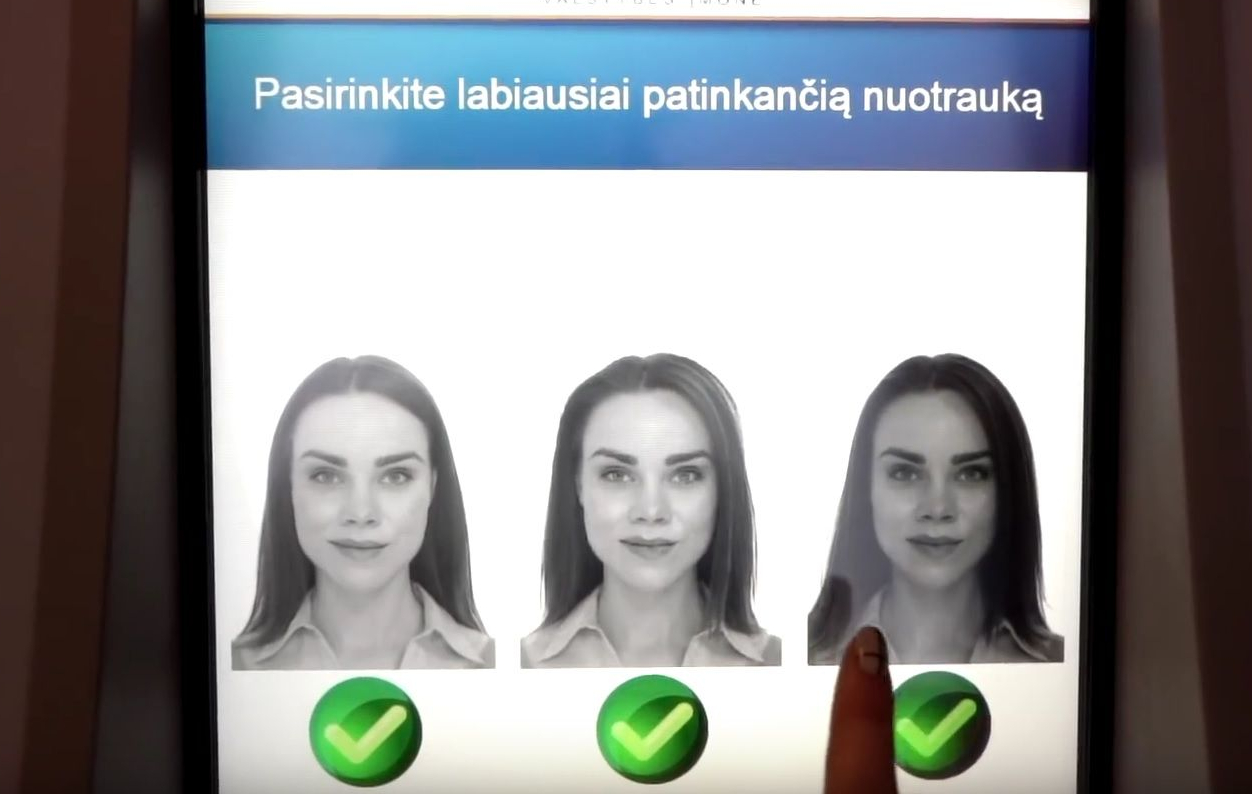 Trys tos pačios moters atvaizdai pažymėti žaliom varnelėm, pridėtas užrašas "Pasirinkite labiausiai patinkančią nuotrauką"
