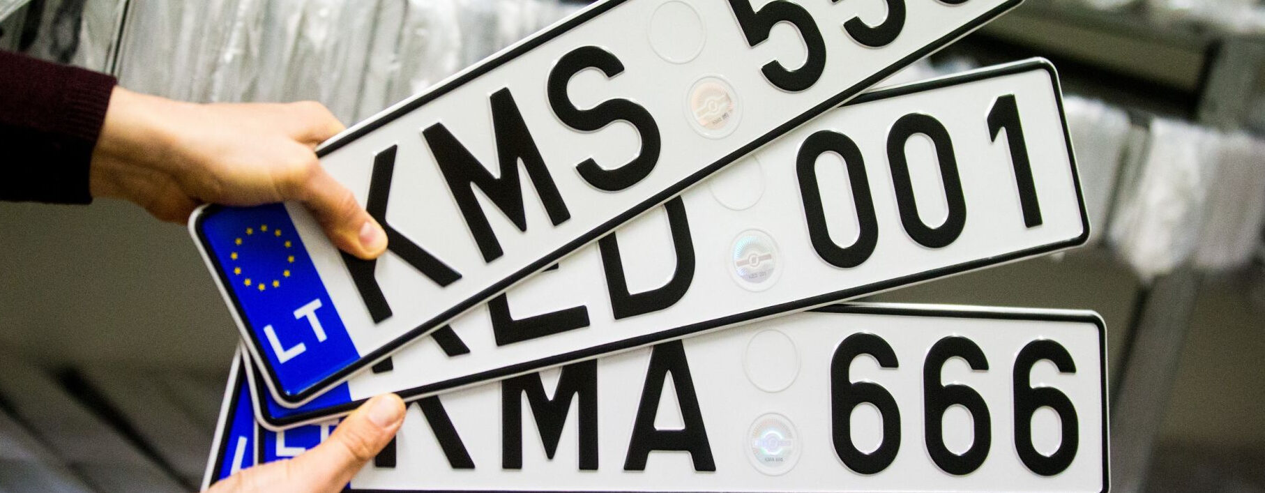 Du delnai laiko tris europinio stiliaus automobilių numerių lenteles: KMS 555, KED 001 ir KMA 666.