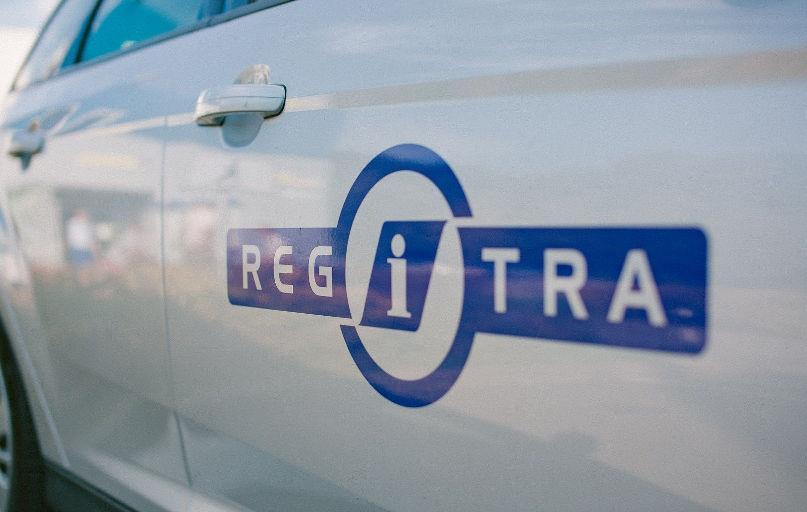 Regitros logotipas ant automobilio