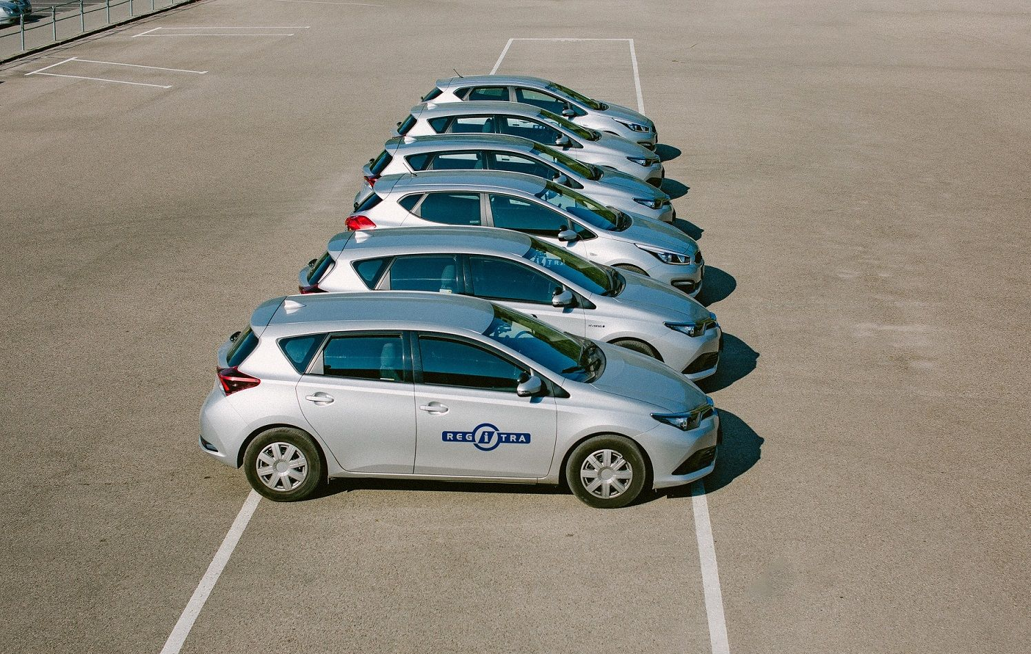 Sidabriniai Regitros automobiliai.