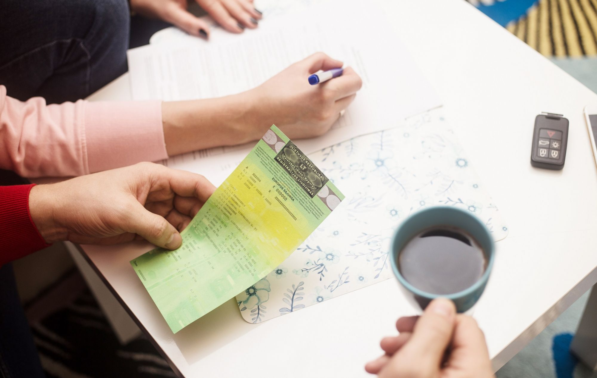 Rodomas registracijos liudijimas ir pildomi pardavimo dokumentai.