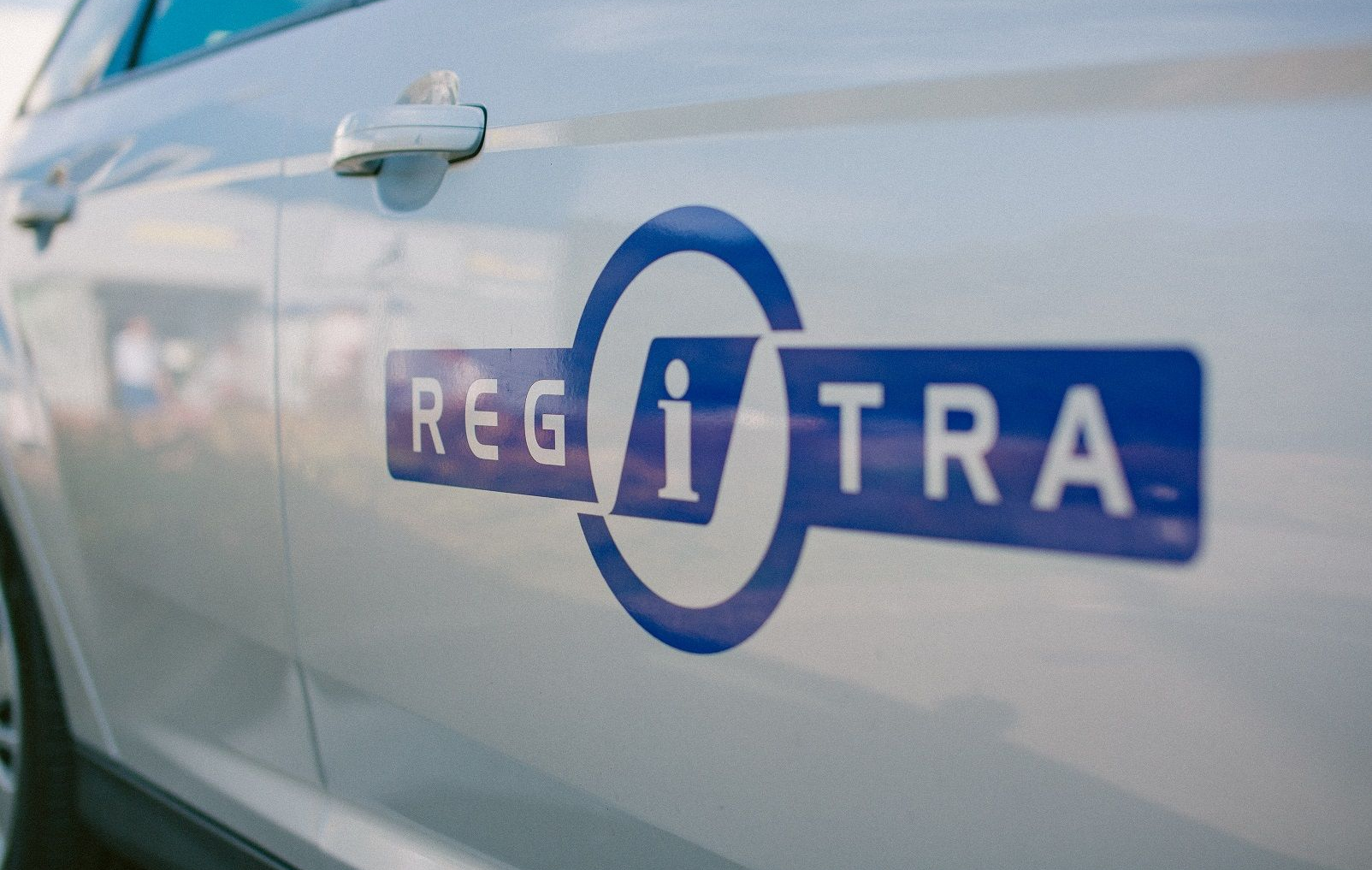 „Regitros“ logotipas ant automobilio