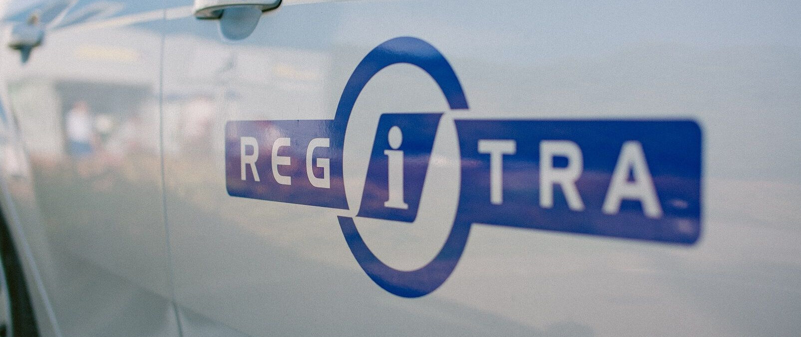 Regitros logotipas ant automobilio