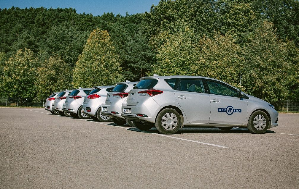 šeši sidabriniai automobiliai su Regitros logotipu stovi eilėje