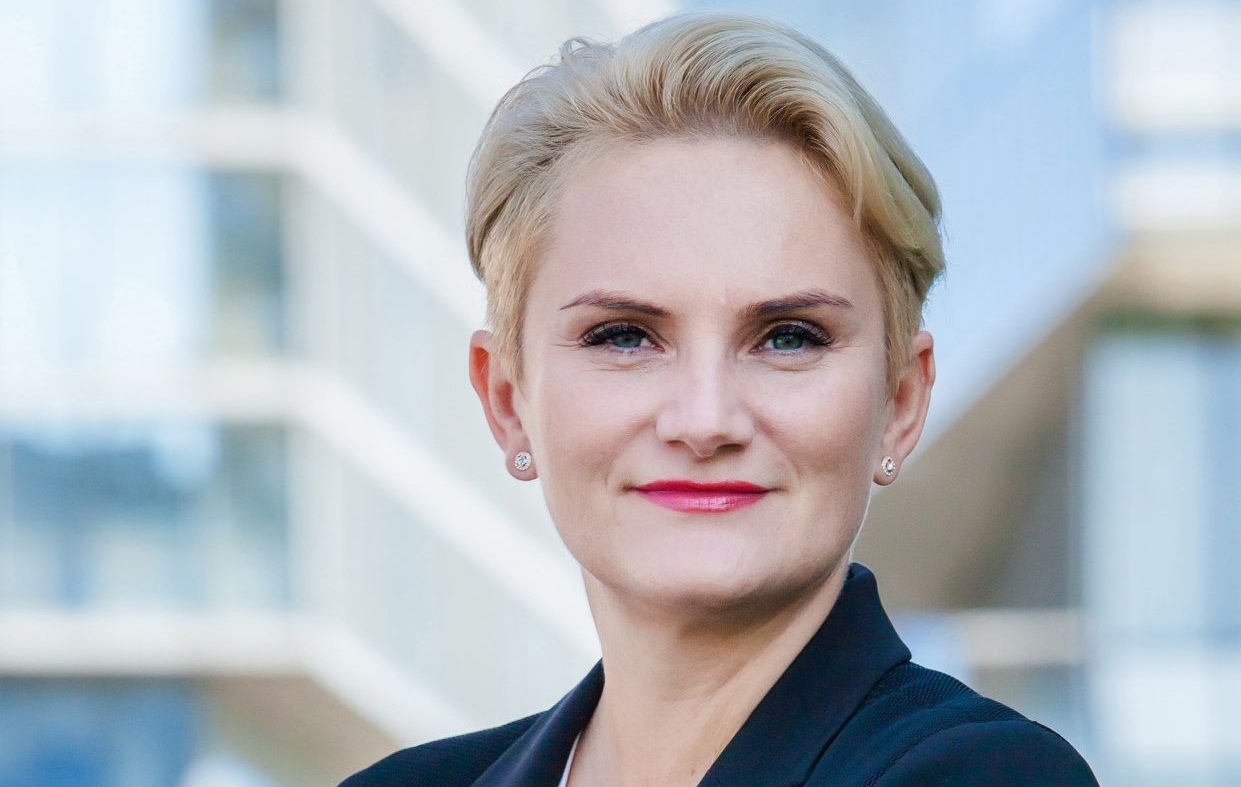 Moters trumpais plaukais veidas