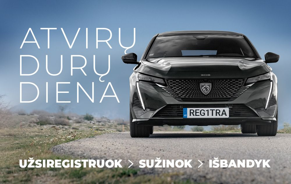 Automobilis su numeriu „REG1TRA“ važiuoja keliu, viršuje tekstas „ATVIRŲ DURŲ DIENA“, apačioje – „UŽSIREGISTRUOK“, „SUŽINOK“, „IŠBANDYK“.