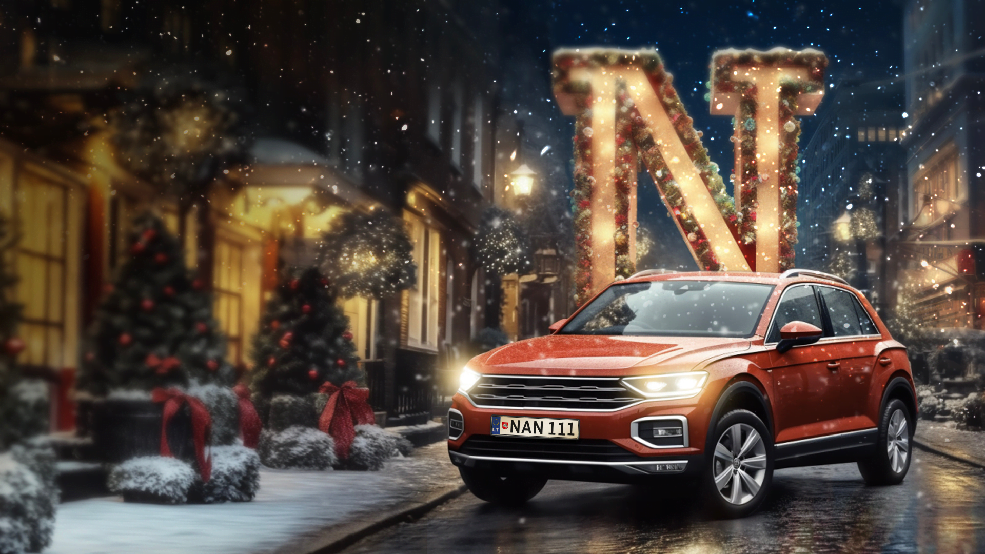 Raudonas visureigis stovi apsnigtoje gatvėje, papuoštoje kalėdinėmis dekoracijomis. Fone matomos eglutės su girliandomis ir raudonais kaspinais bei šviečianti raidė „N“. Automobilio numeris – „NAN 111“