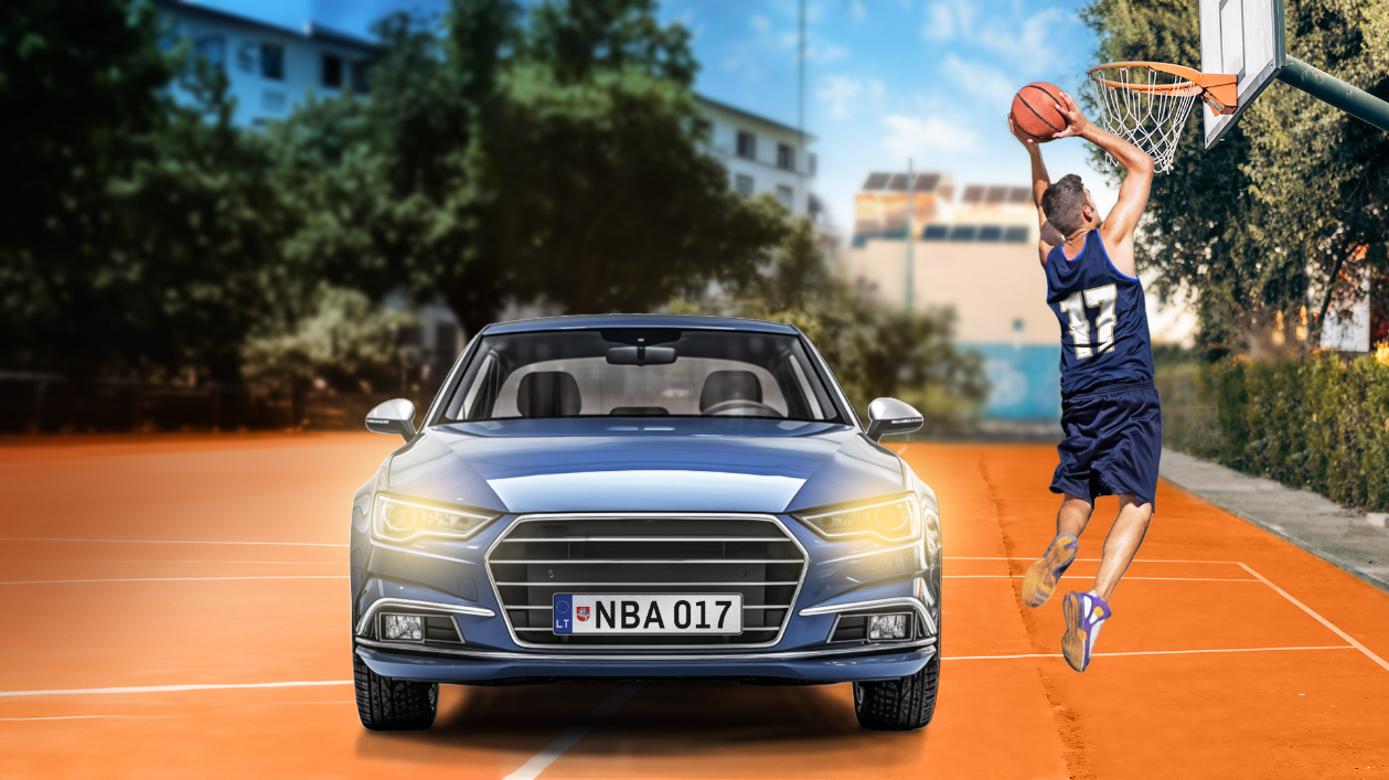 Nuotraukoje matomas mėlynas automobilis su valstybiniu numeriu NBA 017, stovintis ant oranžinio krepšinio aikštelės dangos. Dešinėje pusėje – asmuo, vilkintis mėlynus krepšinio marškinėlius su numeriu 17, šoka ir atlieka dėjimą į krepšį. Fone matomi medžiai ir pastatai.