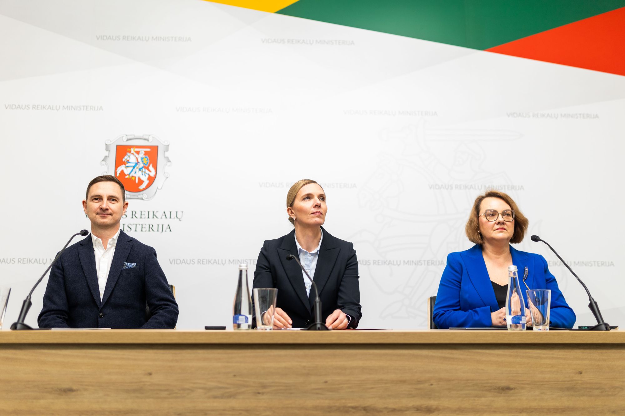 „VIDAUS REIKALŲ MINISTERIJA“ (Lietuvos Respublikos Vidaus reikalų ministerija) Taip pat matomas herbas, būdingas oficialioms valstybės institucijoms.