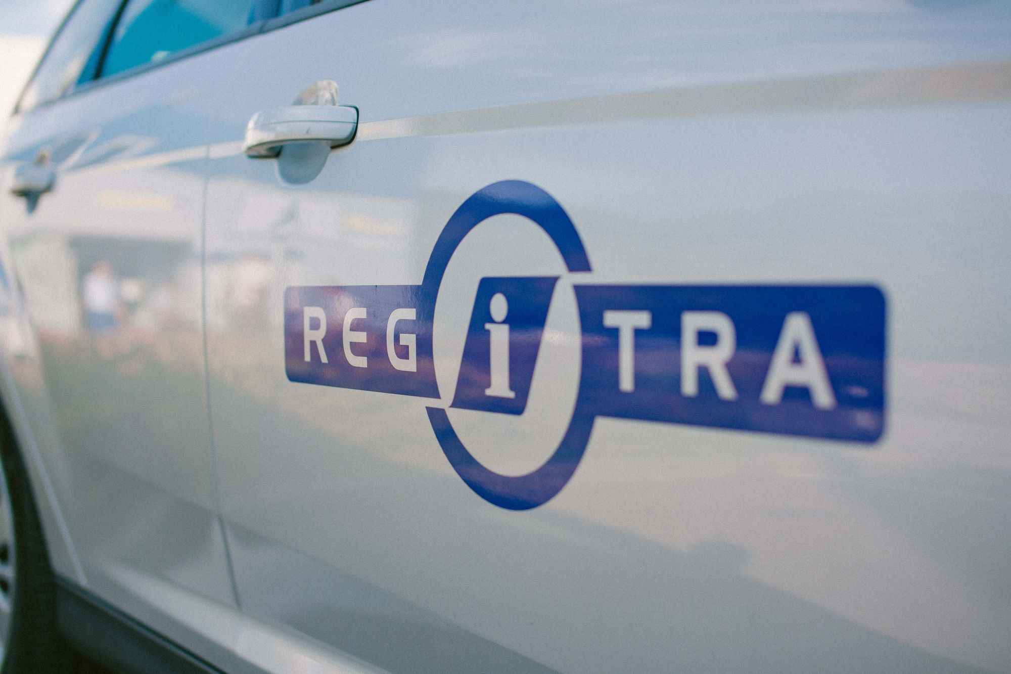 Regitros logotipas ant automobilio
