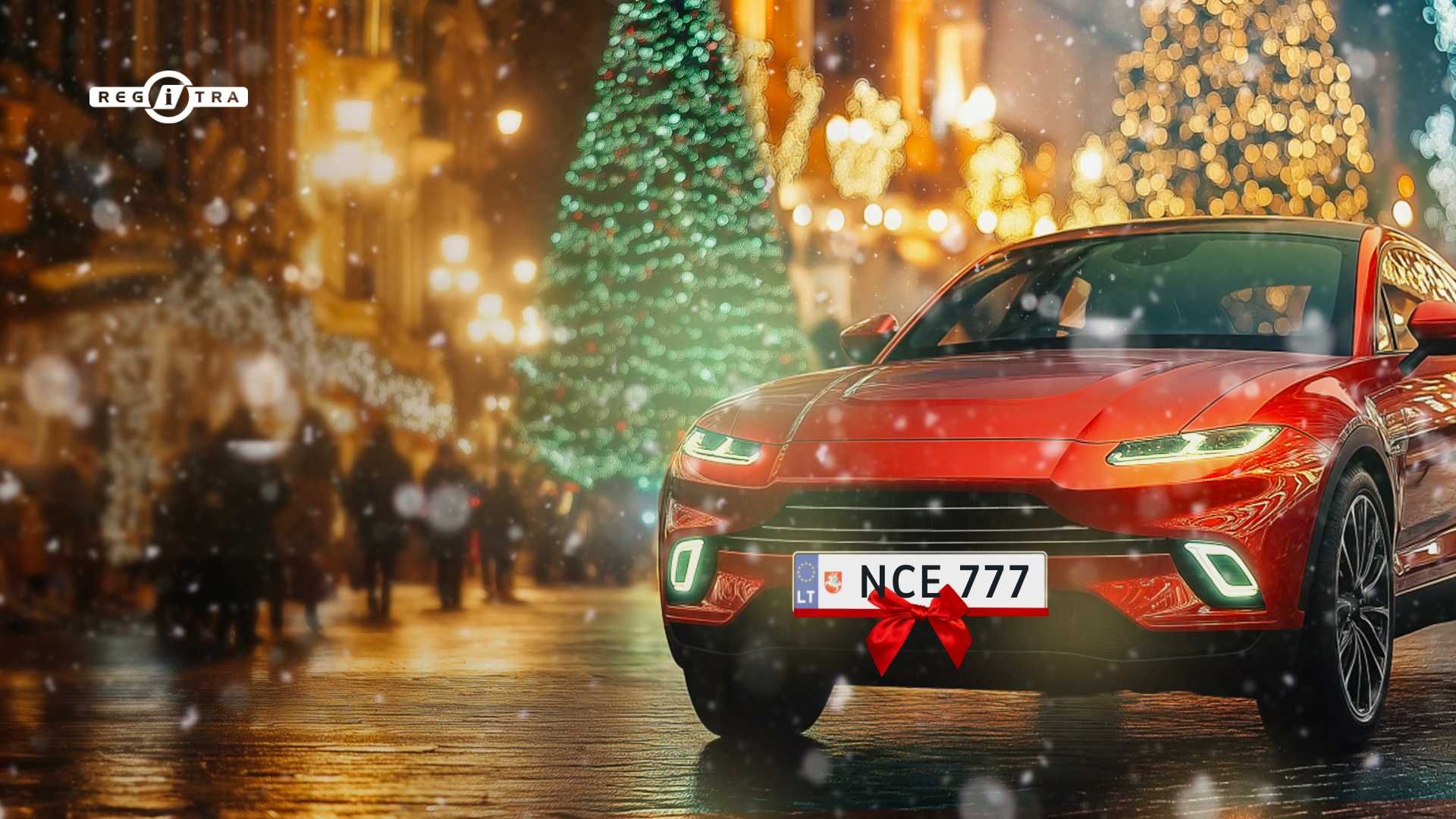 Šventiškai papuošta gatvė su apšvišta Kalėdų eglute fone; priekyje – raudonas automobilis su įjungtomis šviesomis ir lietuviškais numeriais „NCE 777“.