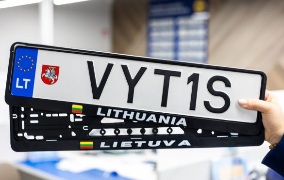 Lietuviški automobilio valstybiniai numeriai „VYT1S“ su ES vėliava ir „LT“ žymėjimu kairėje; po numeriais – du juodi rėmeliai su užrašais „LITHUANIA“ ir „LIETUVA“, abiejuose matomos mažos Lietuvos vėliavos.