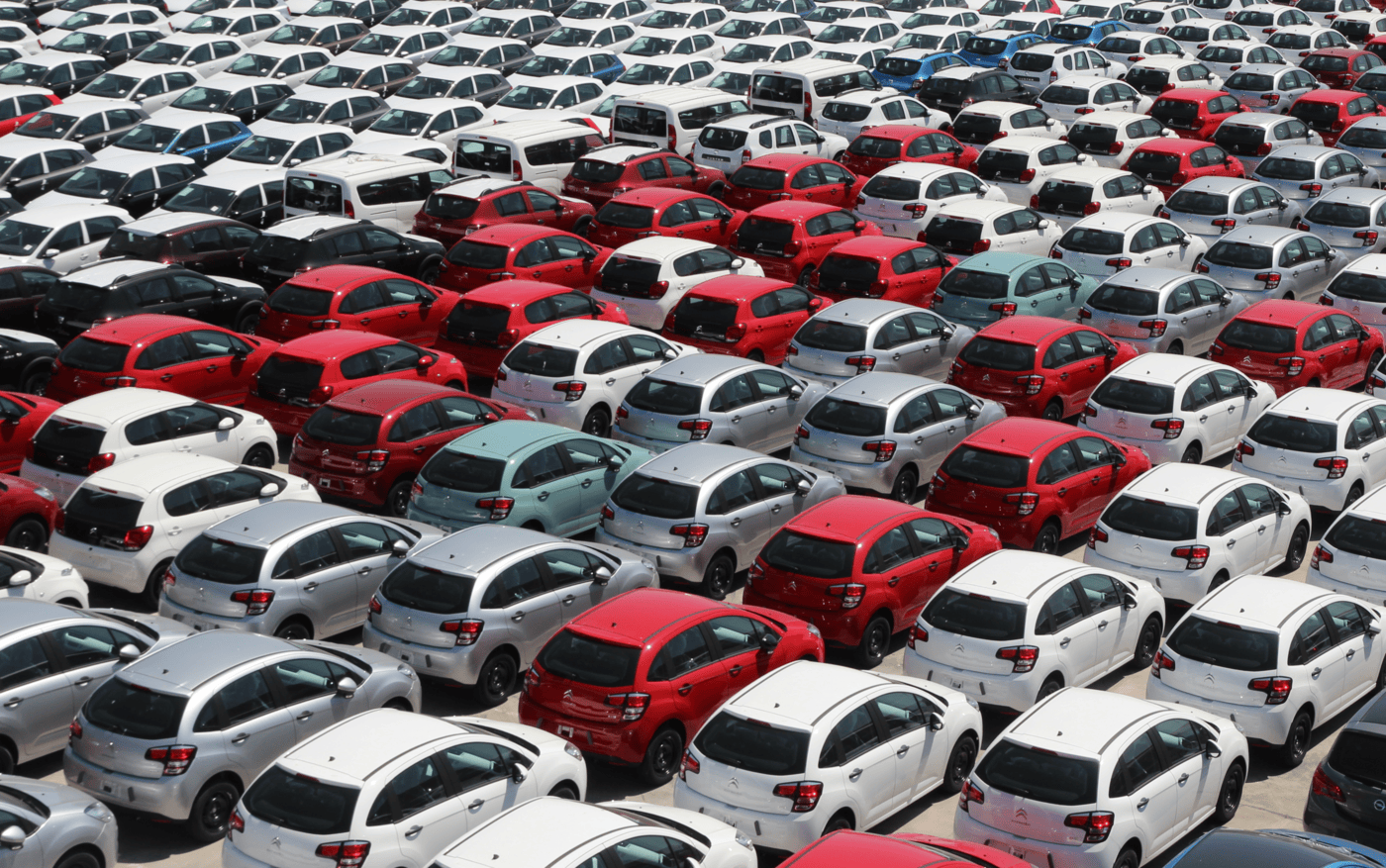 Labai daug skirtingų spalvų automobilių stovi šalia vienas kito stovėjimo aikštelėje