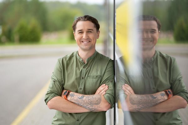 Regitros atstovas Tautvydas Papiulis stovi prie Regitros padalinio