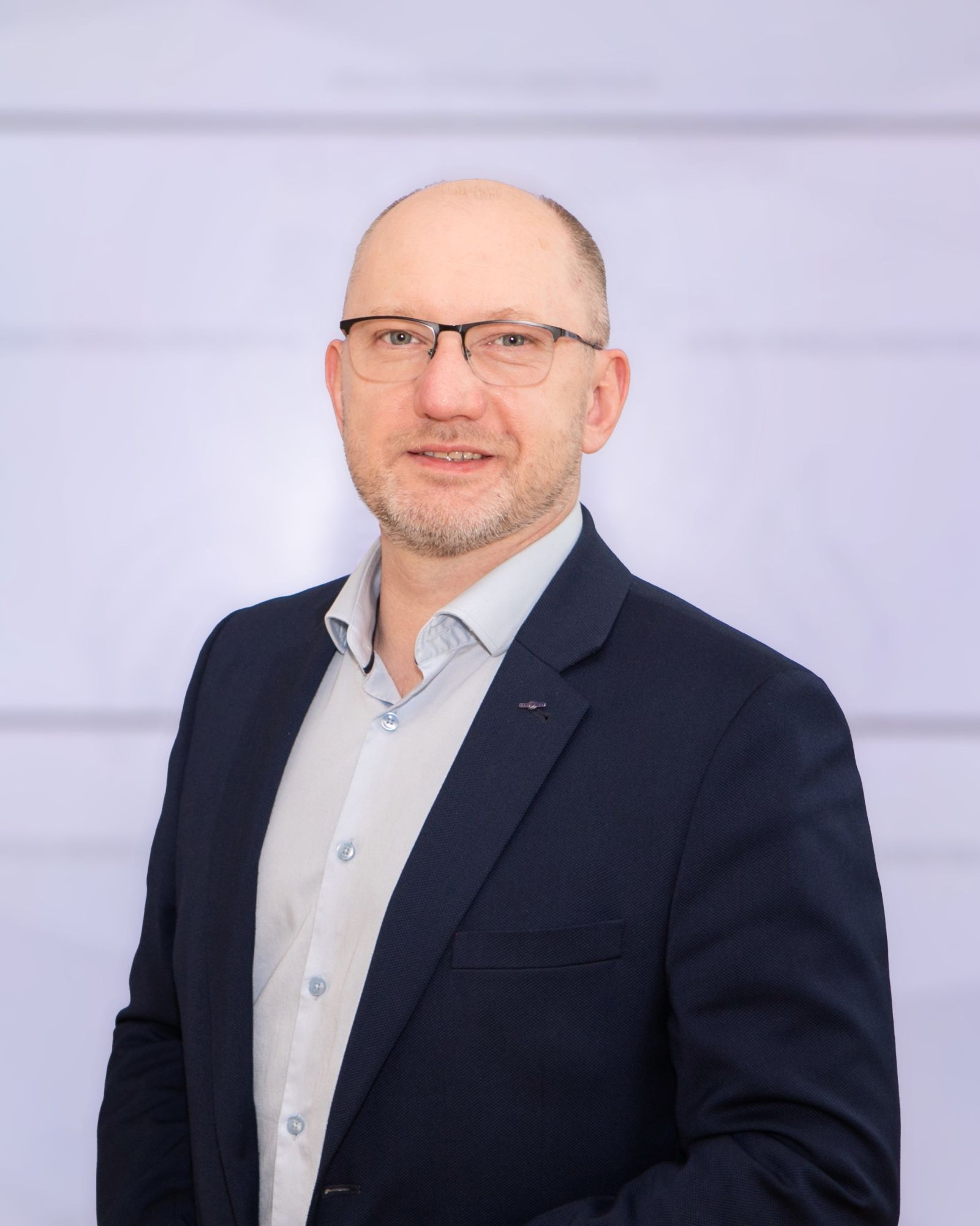 Vyras oficialia apranga su akiniais