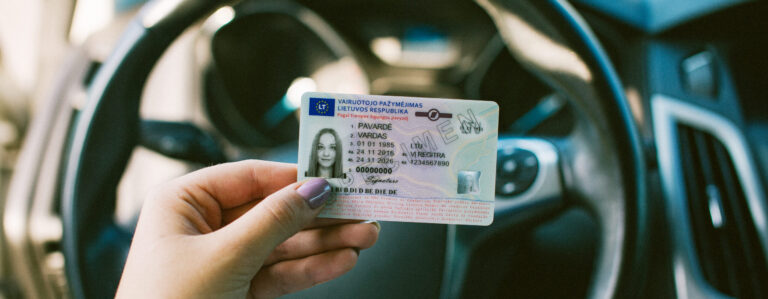 Asmuo laiko Lietuvos vairuotojo pažymėjimą prie automobilio vairo