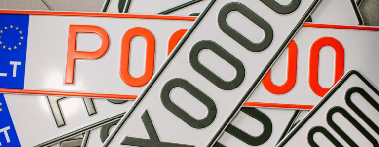 Europos stiliaus automobilių numerių kolekcija. Kai kurie numeriai turi mėlyną juostą su ES vėliava ir žyma „LT“, reiškiančia Lietuvą. Išsiskiria numeriai su tekstais „POO“ (raudonai) ir „YOOOO“ (juodai).