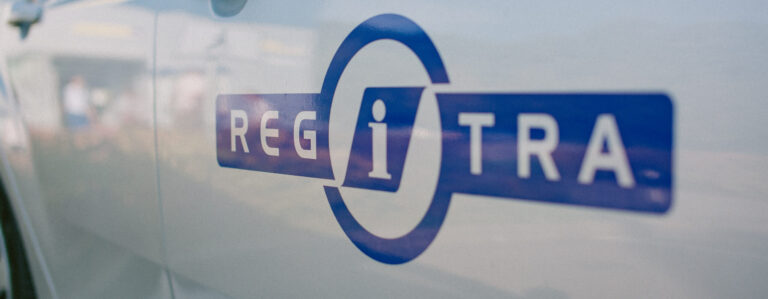 Regitros logotipas ant automobilio