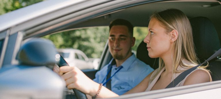 Praktikos vairavimo egzaminas automobilyje su egzaminuotoju