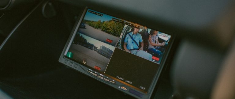 Transporto priemonės stebėjimo monitorius su keturiais vaizdais