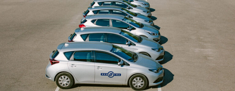 Šeši Regitros automobiliai sustatyti stovėjimo aikštelėje