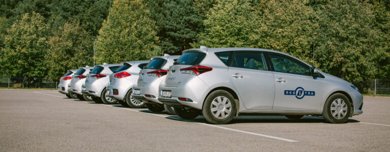 Sidabriniai Regitros automobiliai sustatyti stovėjimo aikštelėje