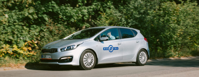 Sidabrinis Regitros automobilis.