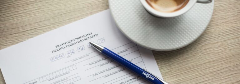 Transporto priemonės pirkimo–pardavimo sutartis su rašikliu ir kavos puodeliu