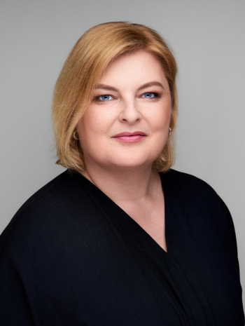 Moteris apsirengusi juodai trumpais plaukais