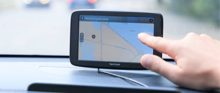 Navigacijos ekranas su egzamino maršrutu ir rodančia ranka