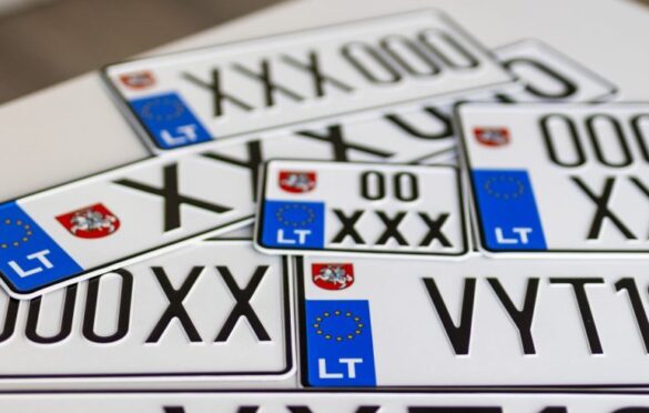 Skirtingi automobilių numerio ženklai sudėti vienas ant kito