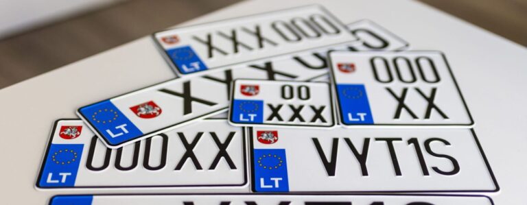 Skirtingi automobilių numerio ženklai sudėti vienas ant kito