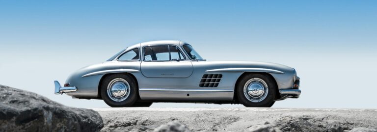 Senovinis sportinis sidabrinis automobilis