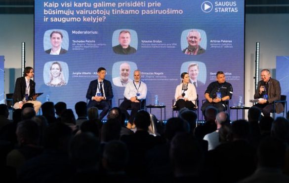 Diskusijos panelė su šešiais dalyviais scenoje prieš auditoriją. Fone – didelis ekranas su tekstu lietuvių kalba apie būsimų vairuotojų pasiruošimą ir saugumą, bei dalyvių vardais. Viršuje matomas „Saugus Startas“ logotipas.