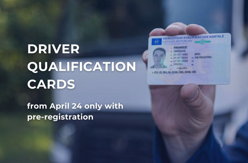 Asmuo laiko vairuotojo kvalifikacijos kortelę, šalia matomas informacinis tekstas apie išankstinę registraciją