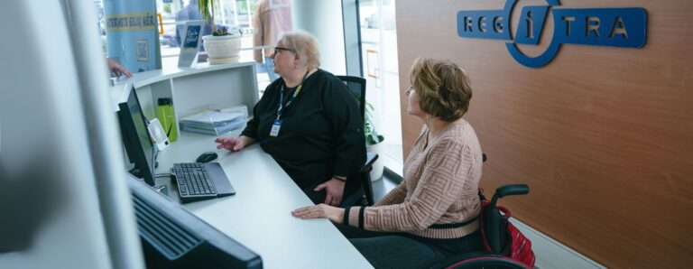 Regitra darbuotoja ir Duoday projekto dalyvė sėdi prie stalo Regitros padalinyje