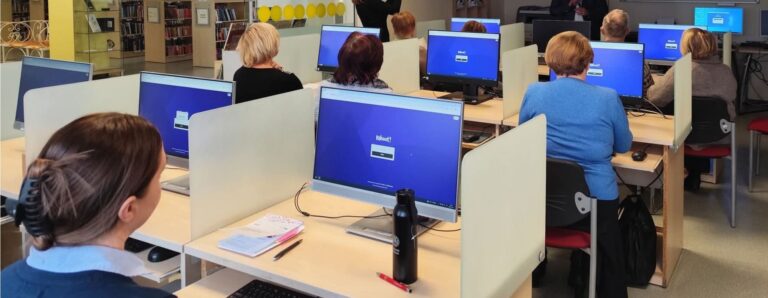 Senjorai dalyvauja projekto "Nei vienas nėra pamirštas" mokymuose, pristatymą rengė Regitra