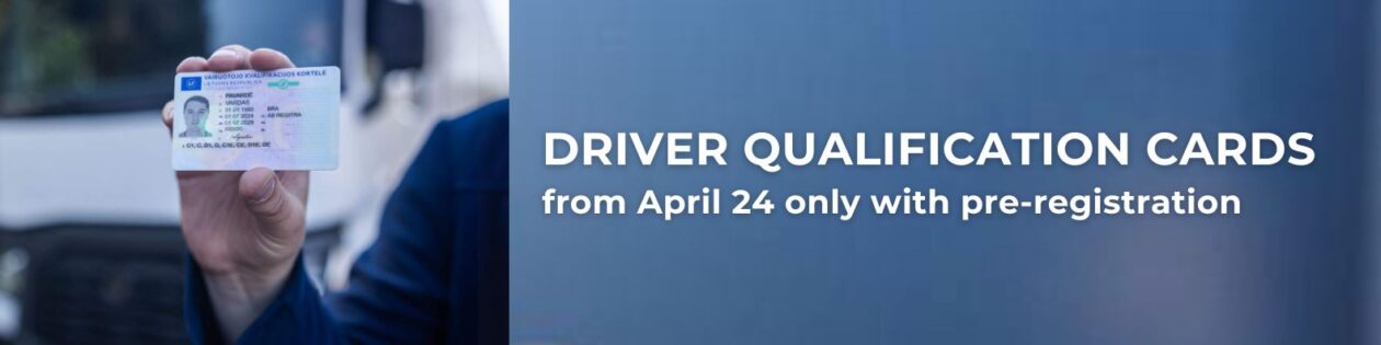 Asmuo laiko vairuotojo kvalifikacijos kortelę. Dešinėje pusėje pateiktas tekstas: „DRIVER QUALIFICATION CARDS from April 24 only with pre-registration“.