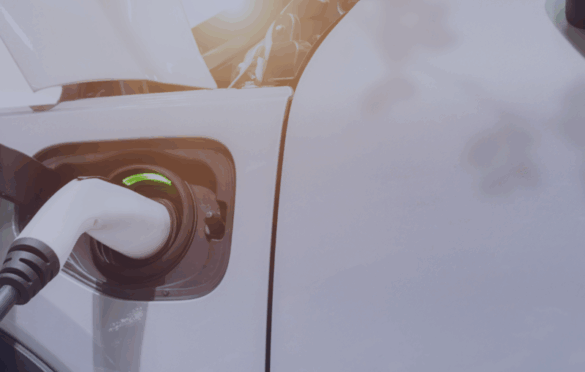 Baltas automobilis, į kurį pilami degalai