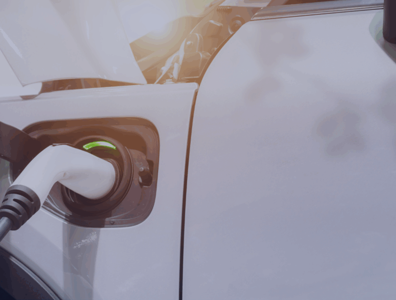 Baltas automobilis, į kurį pilami degalai