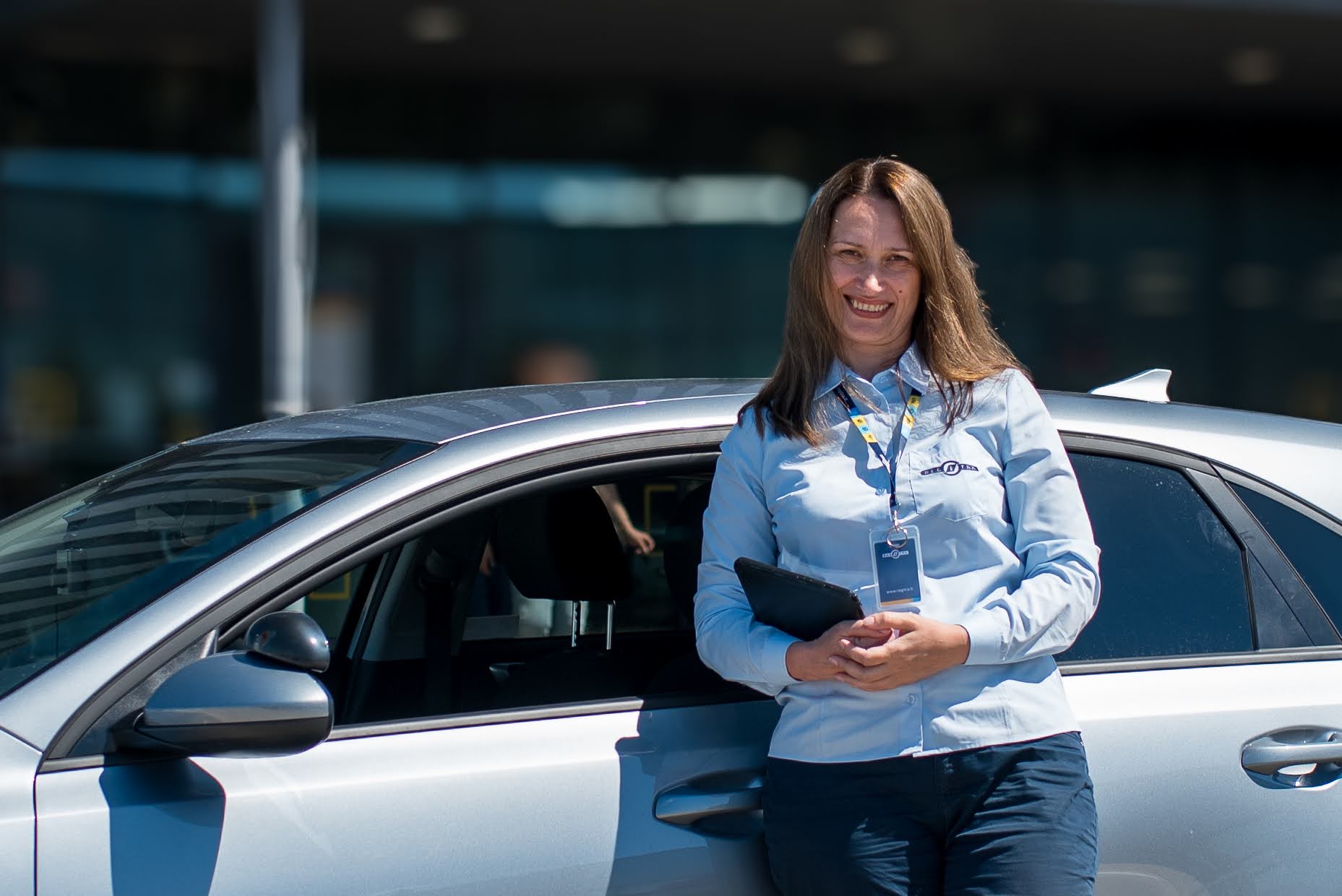Regitros egzaminuotoja prie automobilio