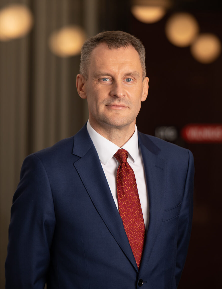 Vyras su kostiumu ir raudonu kaklaraiščiu