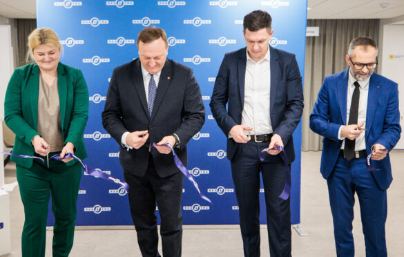 Keturi žmonės kerpa juostą