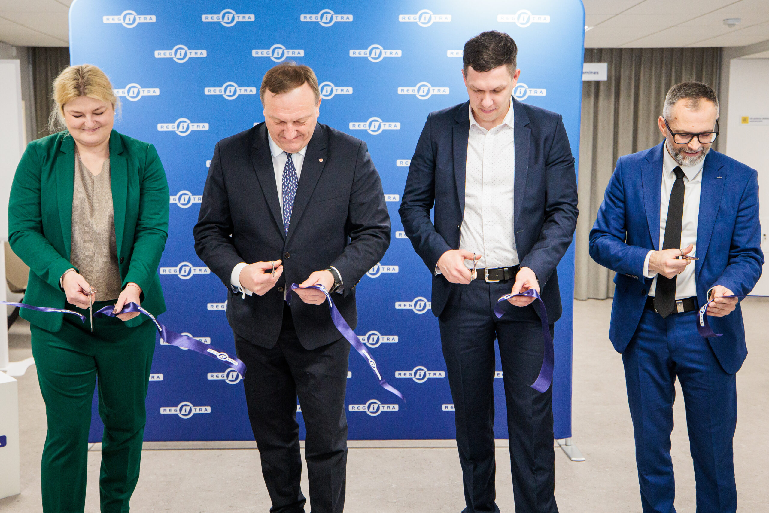 Keturi žmonės kerpa juostą