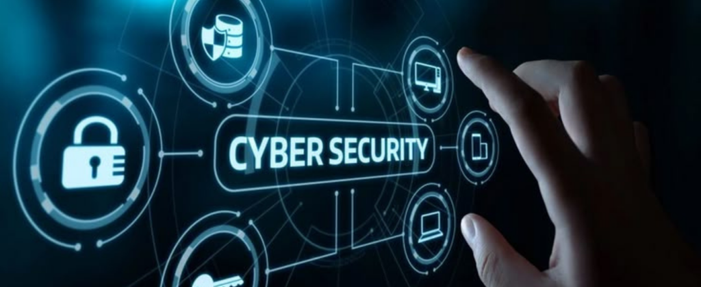 Ranka liečia skaitmeninį ekraną su užrašu „Cyber Security“, aplink matomos spynos ir apsaugos ikonėlės, simbolizuojančios duomenų saugumą ir kibernetinę apsaugą.