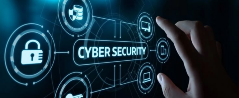 Ranka liečia skaitmeninį ekraną su užrašu „Cyber Security“, aplink matomos spynos ir apsaugos ikonėlės, simbolizuojančios duomenų saugumą ir kibernetinę apsaugą.