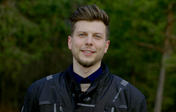 vyras su motociklininko apranga