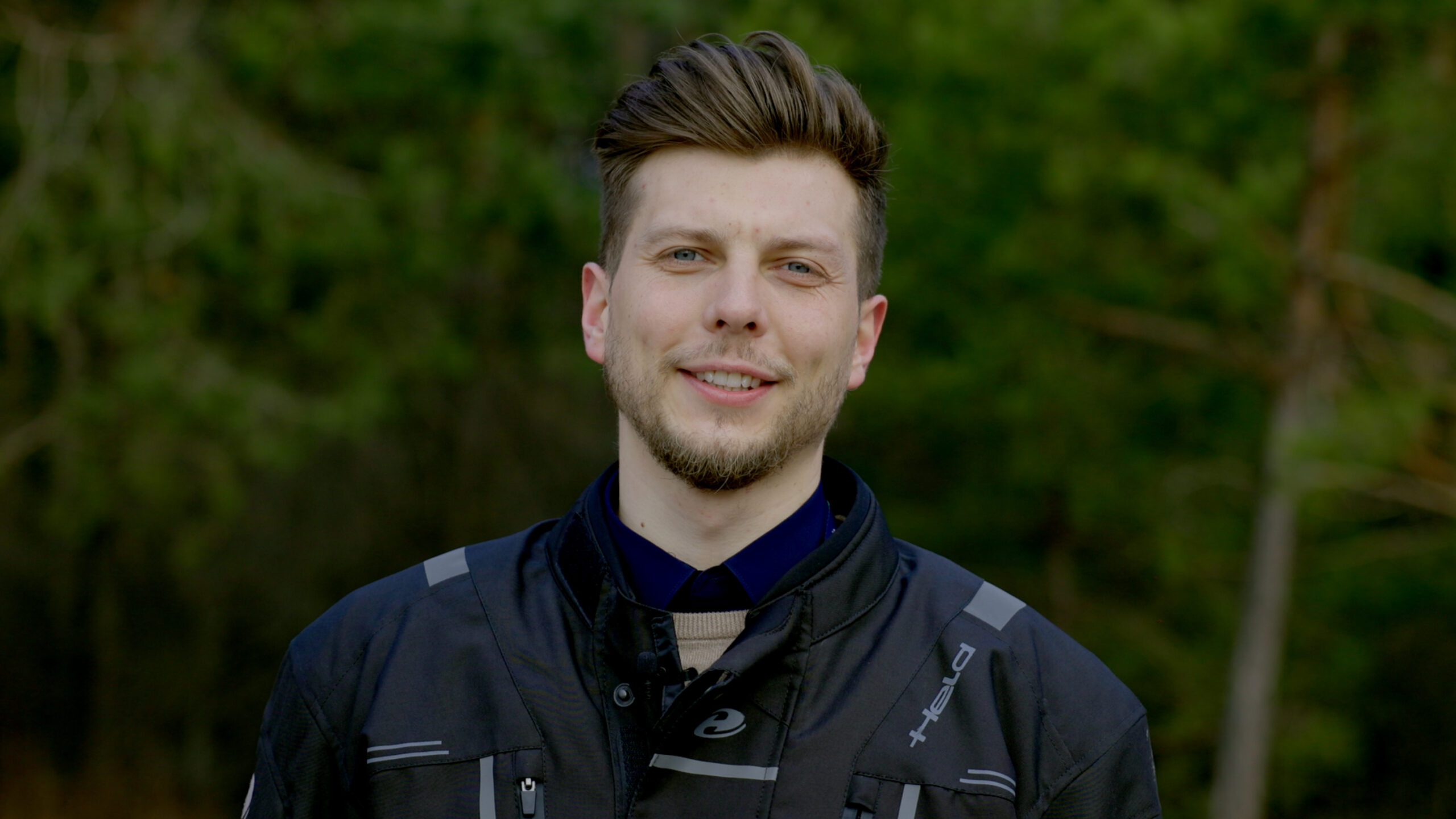 vyras su motociklininko apranga