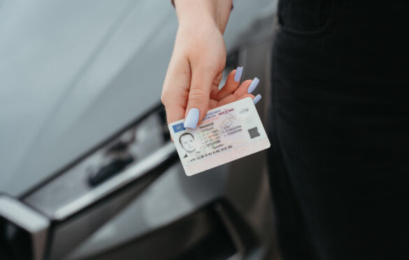 Vairuotojo pažymėjimas rankoje