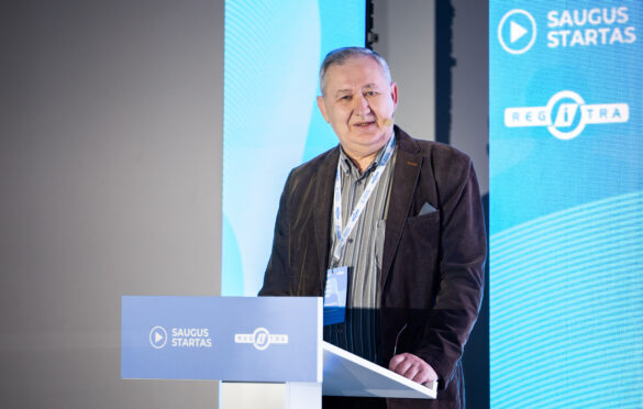 Pranešimą konferencijoje "Saugus startas" skaitantis vyras